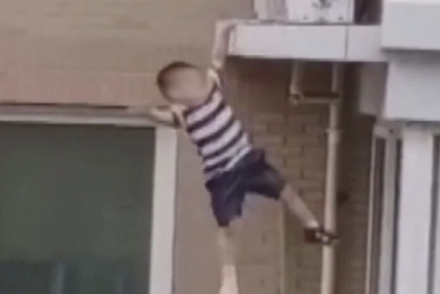 Chinês consegue agarrar no ar um menino que caiu do quinto andar