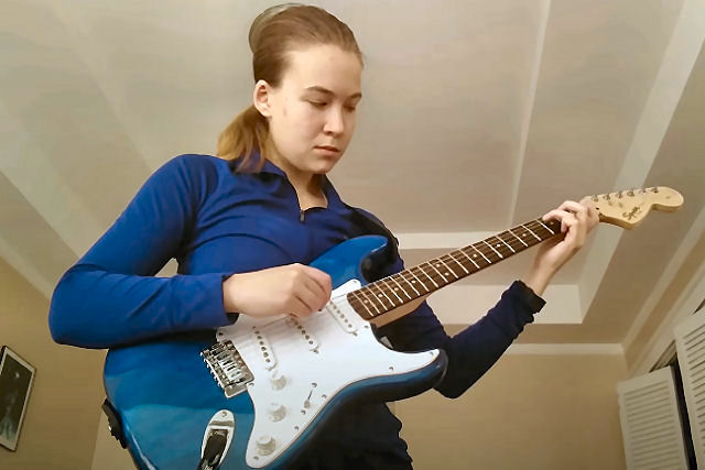 Jovem acompanha seu progresso no aprendizado da guitarra, mês após mês, durante quatro anos