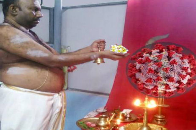 'Glória à Coronga-Deusa': Indiano cria um santuário para orar contra a pandemia