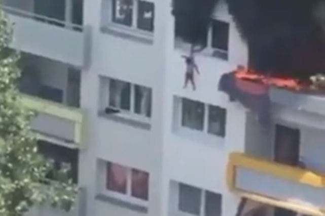 Dois meninos franceses presos em um andar em chamas são salvos depois de saltar de 12 metros de altura