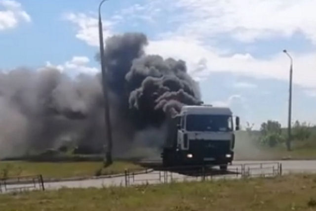 Mad Max russo: caminhão trafega com carga em chamas como se nada estivesse acontecendo