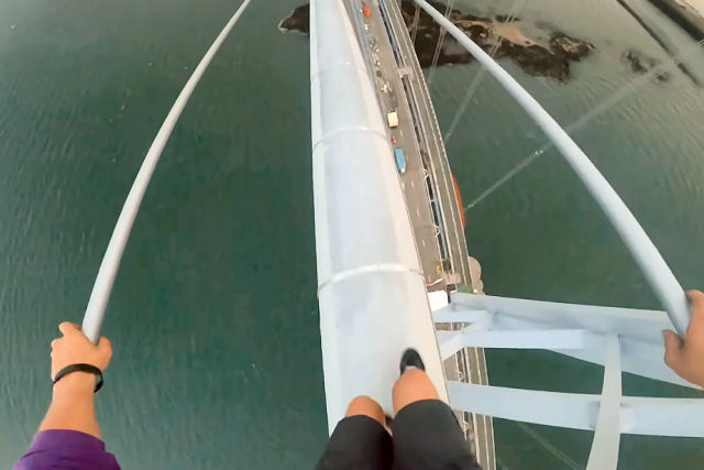 Jovem escala uma ponte de mais de 150 metros de altura para fazer uma selfie e termina preso