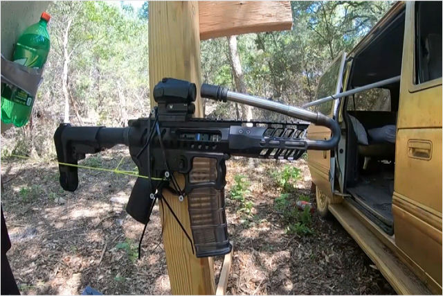 Youtuber experimenta atirar com um rifle com cano curvado em 180°
