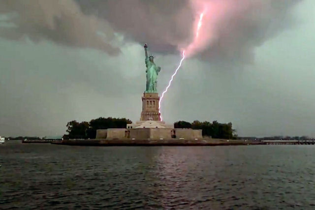O instante em que um raio impacta várias vezes a Estátua da Liberdade