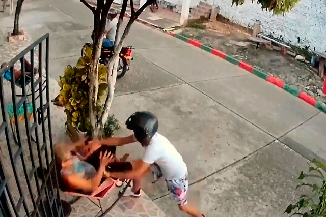 Colombiana espanta dois ladrões em uma moto que a abordaram para roubar o celular