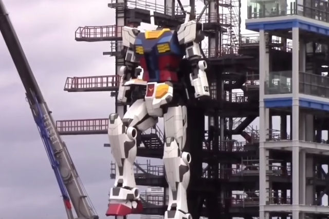 O gigante robô Gundam de 20 metros dá seus primeiros passos no Japão