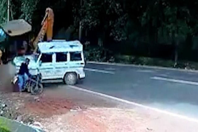 Um motoqueiro é salvo por um SUV de ser atropelado por uma escavadeira