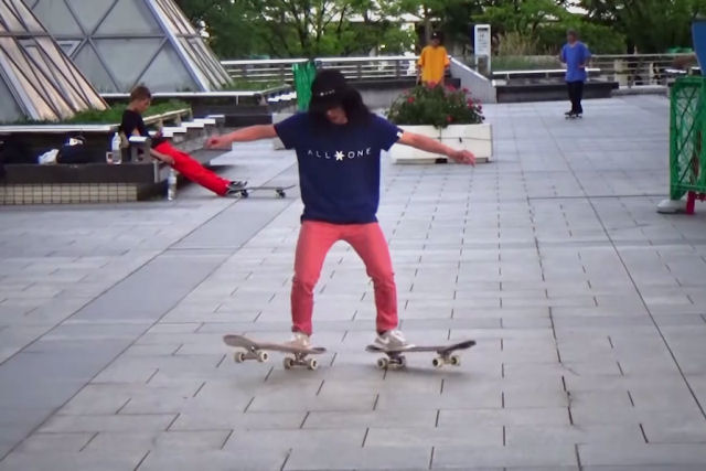 Japinha prodígio do skate freestyle realiza truques impressionantes usando dois skates ao mesmo tempo