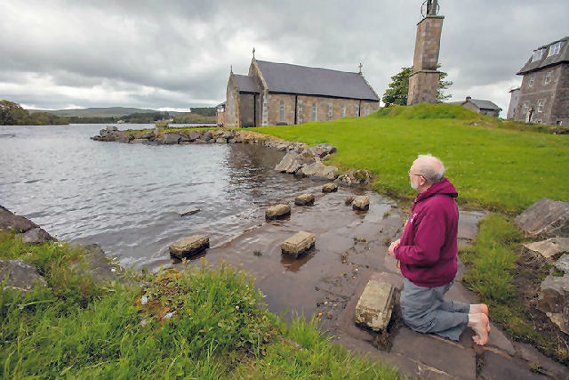 Assim vive o sacerdote que ficou só e confinado em uma ilha sagrada na Irlanda