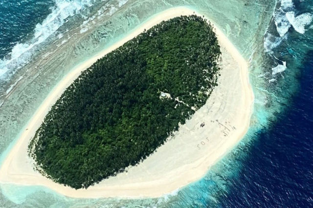 Três náufragos são resgatados em uma ilha deserta graças a uma mensagem de SOS escrita na areia