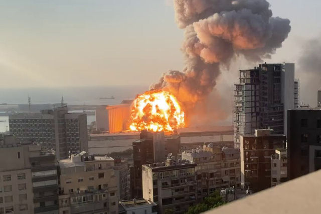 Vídeo da explosão em Beirute em câmera lenta permite ver em detalhe como a onda expansiva semeou a destruição