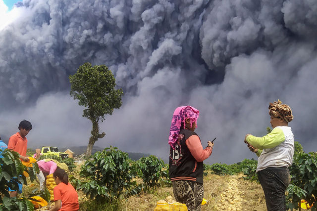 O vulcão Sinabung lança uma gigantesca coluna de cinzas fazendo que 'anoiteça' em pleno dia
