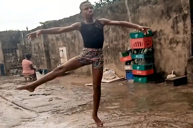 Nigeriano de 11 anos que se tornou viral dançando descalço na chuva ganhou uma bolsa para ser profissional nos EUA
