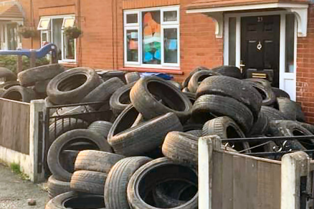 Agricultor se vingou bloqueando a casa de um homem com 400 pneus
