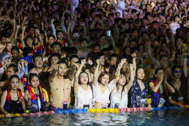Milhares de pessoas se reúnem em uma festa em um parque aquático de Wuhan, o epicentro do coronavirus