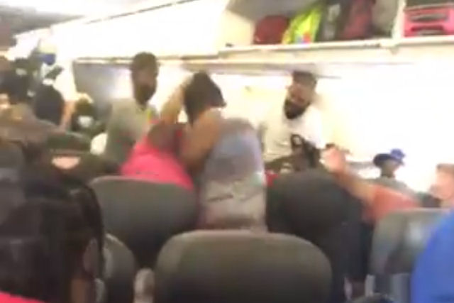 Duas mulheres brigam a bordo de um avião porque uma delas se negava a usar máscara