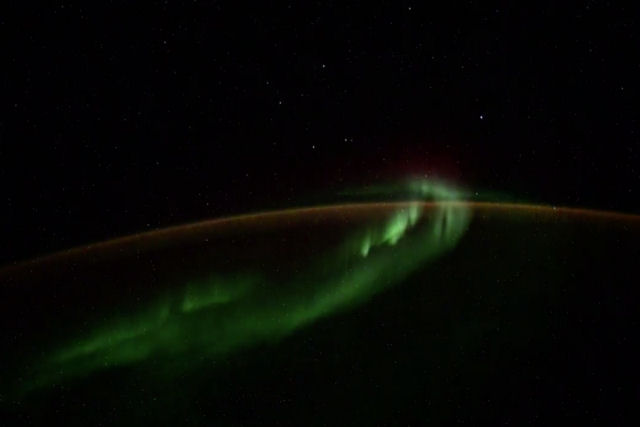 Tripulante da ISS filma a aurora polar e registra cinco objetos luminosos não identificados