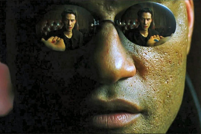 Deepfake mostra que Neo, tomando a pílula azul em 'Matrix', teria acordado em 'Como Enlouquecer Seu Chefe'