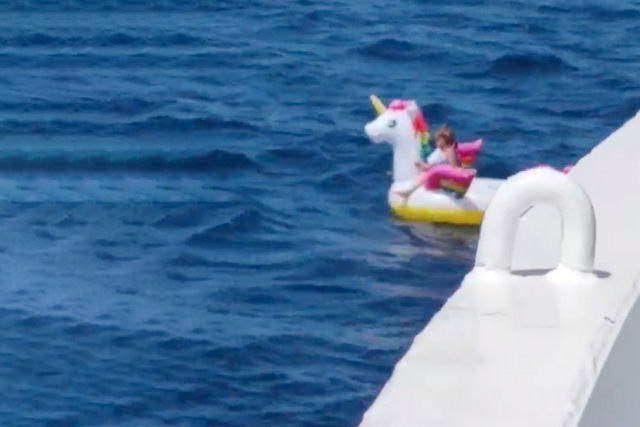 A tripulação de um ferry-boat resgatou uma menina de 4 anos em um flutuador de unicórnio