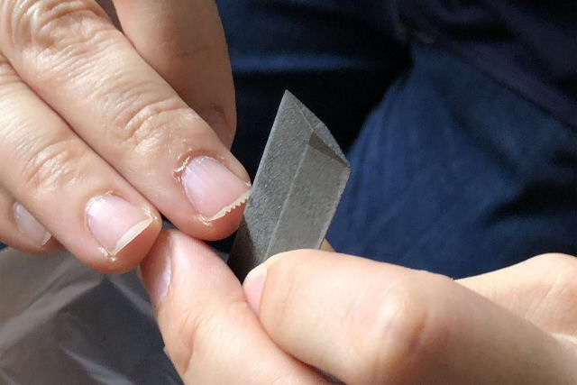 Artistas têxteis lixam as unhas com pequenos sulcos para técnica de tecelagem tradicional japonesa
