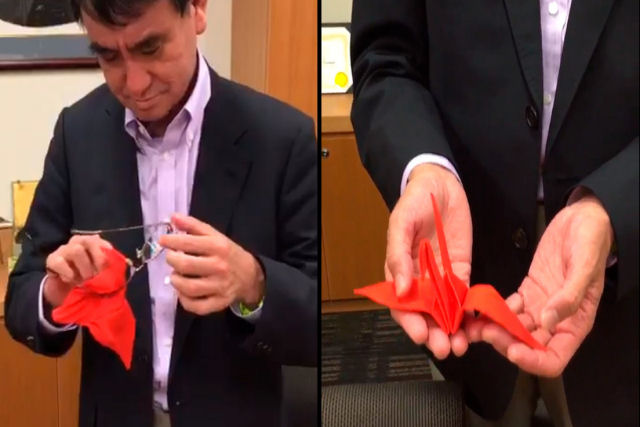 Ministro japonês mostra lenço de óculos que se converte em um tsuru de origami