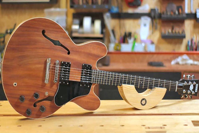 Luthier constrói uma linda guitarra semi-oca a partir de uma prateleira