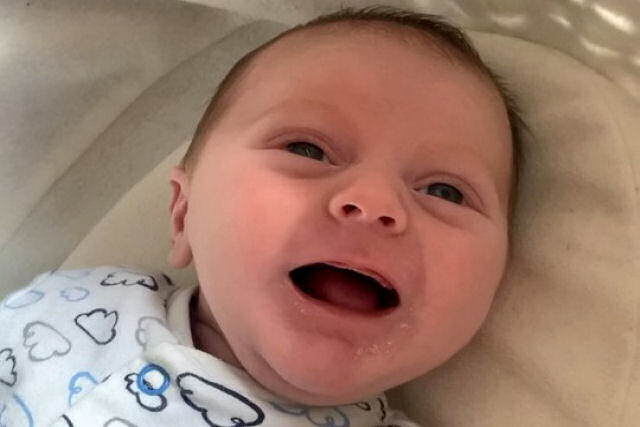 Um bebê surpreende seus pais dizendo 'olá' com só oito semanas de vida