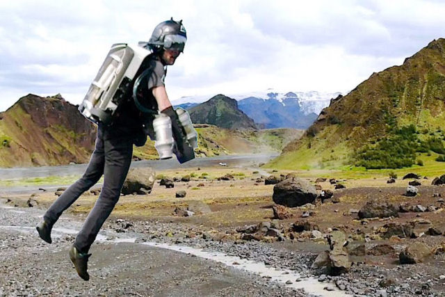 Inventor leva seu traje com jetpack para um passeio pelo belo terreno sobrenatural da Islândia