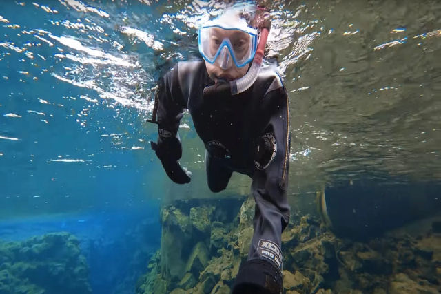 Tom Scott mergulhou entre as placas continentais da Eurásia e da América do Norte, na Islândia