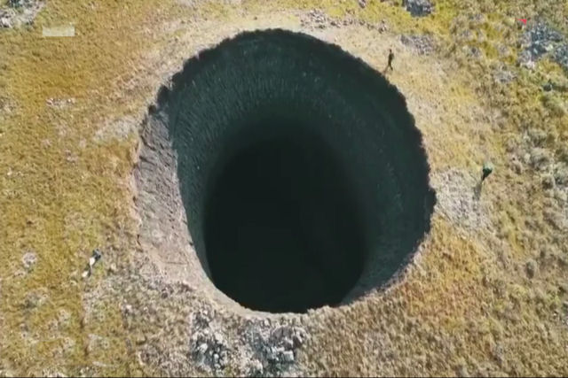 Aparece outra enorme cratera de 50 metros de profundidade no meio da Sibéria