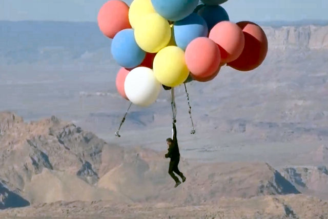 Veja como David Blaine subiu 8 mil metros no céu usando nada além de balões de hélio