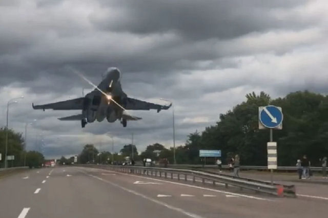 Exercício de pouso emergencial da Força Aérea Ucraniana quase termina em desastre