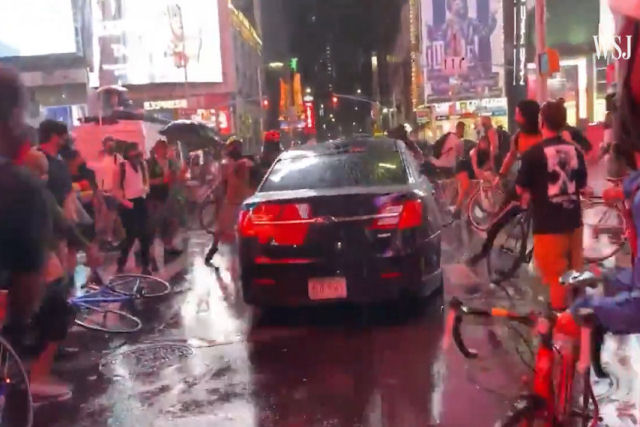 O momento assustador em que um carro investe contra manifestantes na Times Square