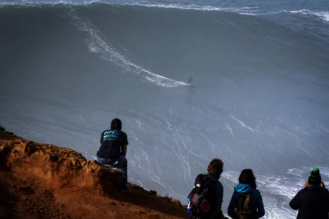 Maya Gabeira fez de novo e estabeleceu um recorde ao domar uma monstruosa onda em Nazaré