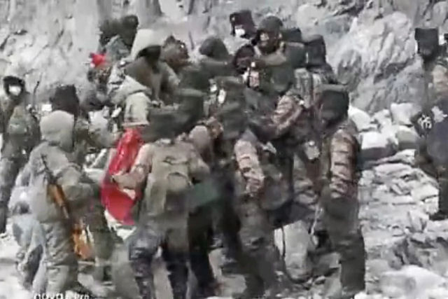Vídeo mostra pela primeira vez soldados chineses e indianos trocando socos e pauladas no Himalaia