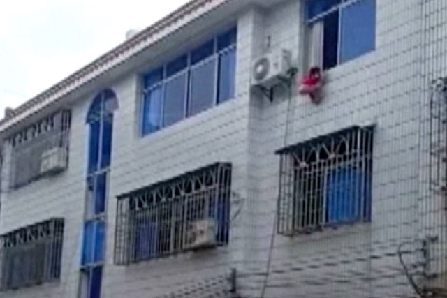 Menina de quatro anos cai pela janela de um edifício e é apanhada no ar por vizinhos com uma manta