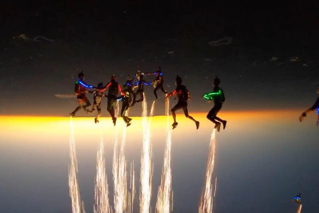 Paraquedistas criam um espetáculo de luzes usando LEDs e dispositivos pirotécnicos