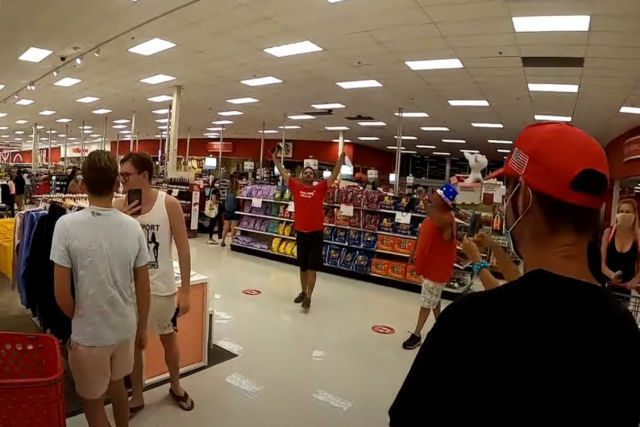 Grupo de pessoas toma uma loja nos EUA para protestar contra o uso de máscaras