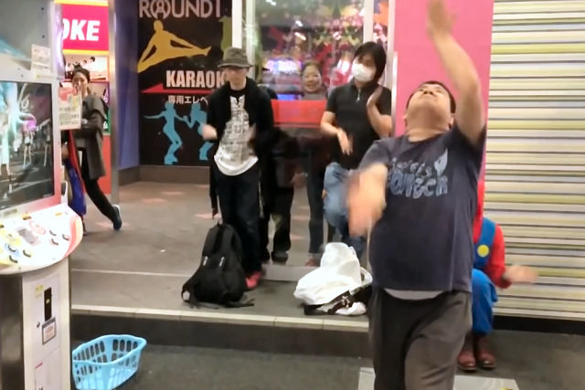 Japonês joga 'Dance Evolution' em um fliperama como se não tivesse ninguém olhando... e tinha 