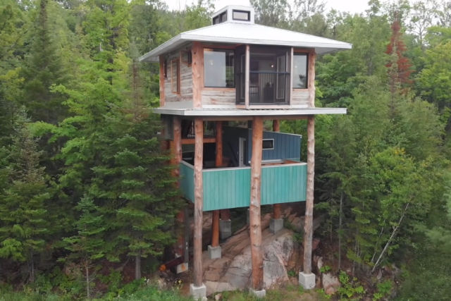 Uma incrível 'casa na árvore' de 2 andares construída com a coleta de sucata