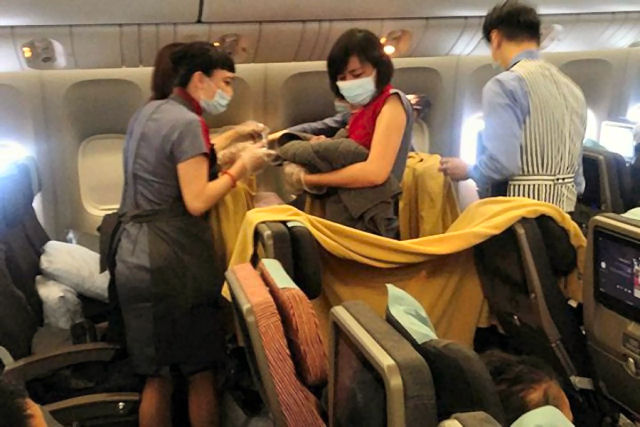 Empresa aérea presenteia bebê que nasceu durante o voo com passagens vitalícias