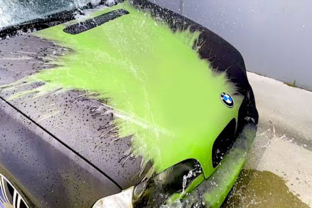 Youtuber banha seu carro verde com tinta termocrômica preta, que revela a cor por baixo com água quente