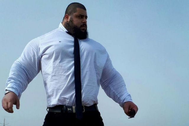 Hulk iraniano diz que seus adversários são medrosos e mostra como treina dobrando uma frigideira