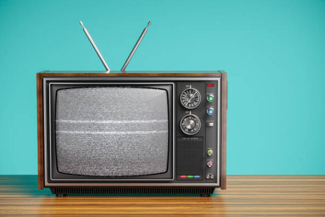 Técnicos descobriram que desligar a TV velha de um idoso consertava as quedas de internet em uma vila inteira em Gales