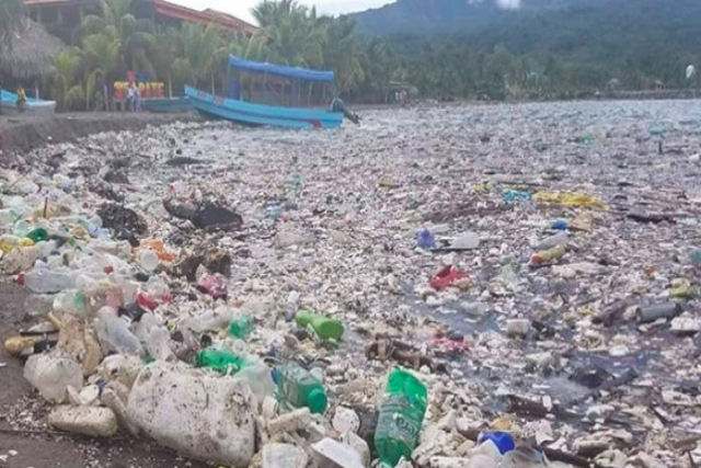 Um tsunami de toneladas de lixo inunda as praias cristalinas de Honduras