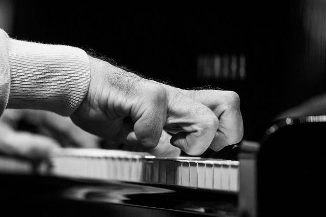 O momento em que o maestro João Carlos Martins volta a tocar piano 20 anos depois graças a luvas biônicas