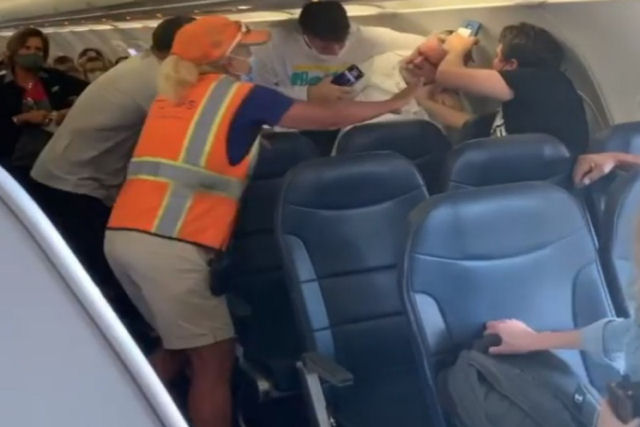 A resistência de um passageiro a usar máscara acaba em uma briga a bordo de um avião