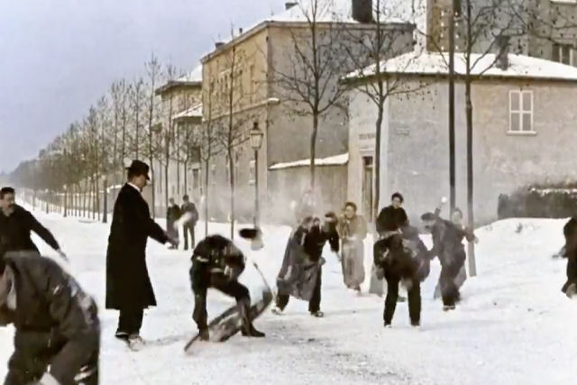 Remasterização colorida do icônico filme de 1897 de Louis Lumière 'Guerra de bolas de neve'