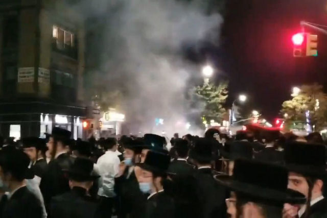 Judeus ortodoxos de Nova York queimam máscaras em protesto contra as restrições impostas pelo novo surto de coronavírus