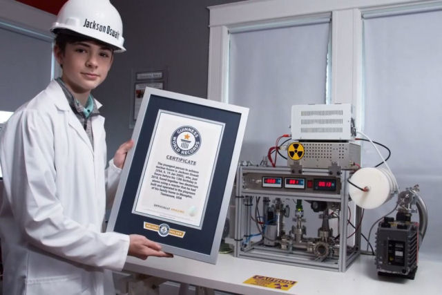 Adolescente consegue o recorde Guinness ao conseguir uma fusão nuclear em sua própria casa
